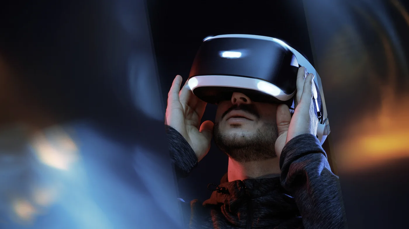 Persona con un visore per la realtà virtuale